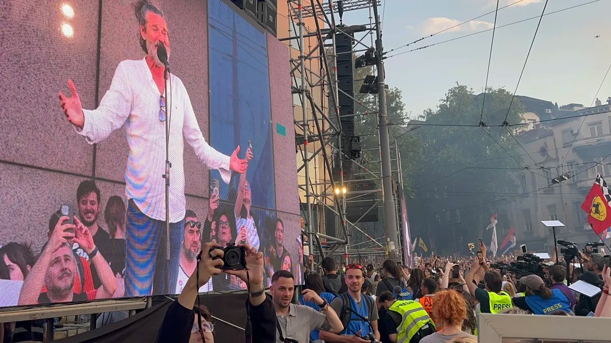 VIDEO Trgom se orilo "Ružo rumena": Gagi Jovanović ostao poslednji na bini skupa na Slaviji i zapevao poznatu pesmu