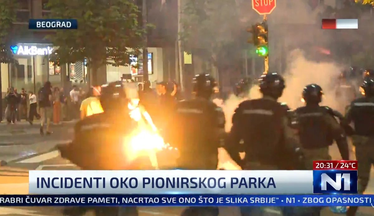 UŽIVO Incidenti kod Pionirskog parka: Žandarmerija formirala kordon i krenula ka demonstrantima, čuju se topovski udari