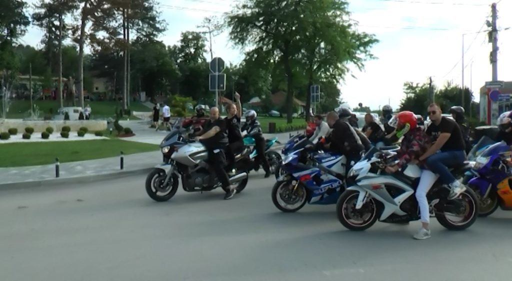 BAJKERI ODALI POČAST DRAGANU MARKOVIĆU PALMI U JAGODINI (VIDEO)