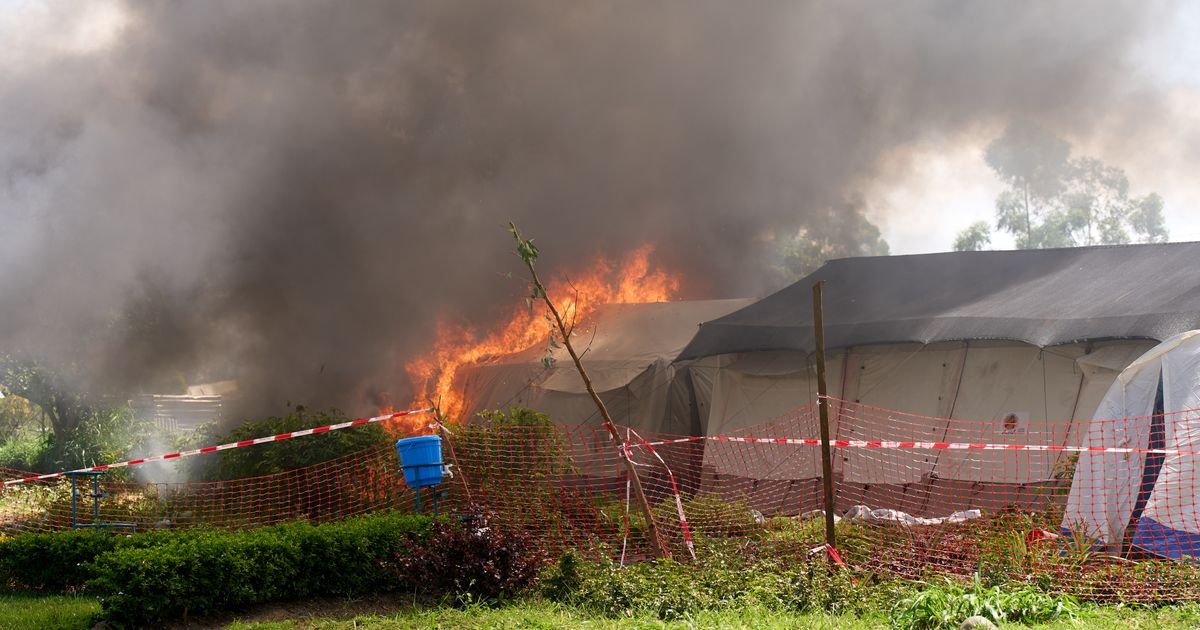 HOROR ZBOG EBOLE SE NASTAVLJA! Besna masa ponovo zapalila deo bolnice, POBEGLO 18 pacijenata!