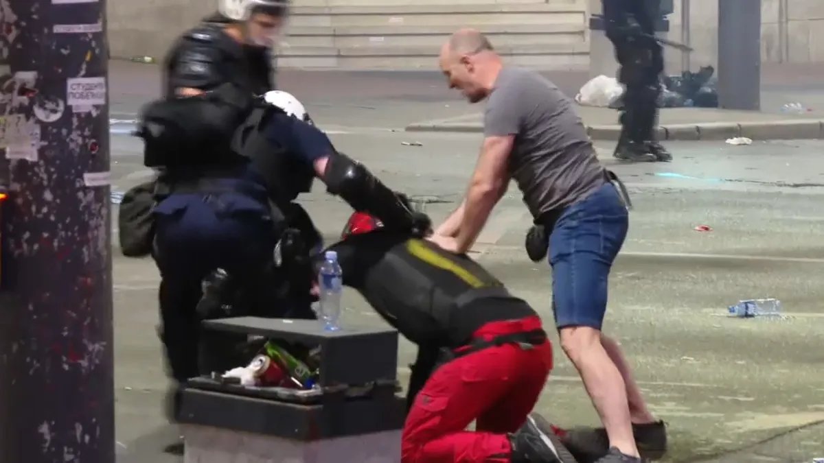 (VIDEO) Policija obara demonstranta i udara ga pendrekom
