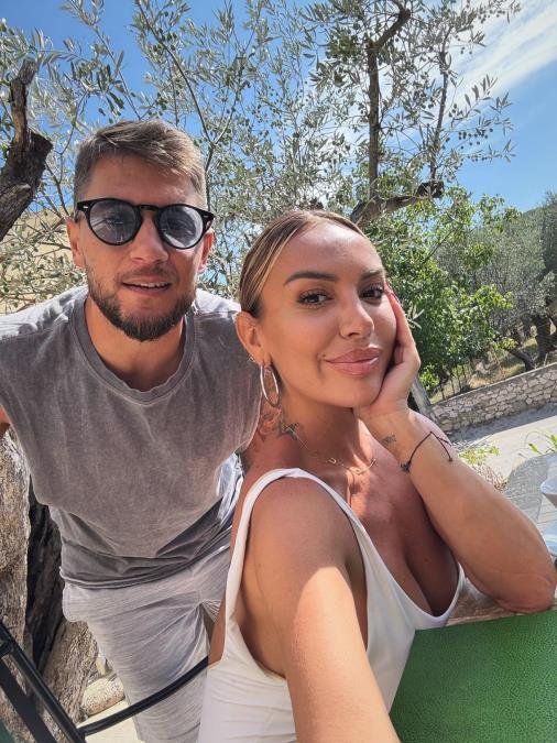 PRVA FOTOGRAFIJA JOCE STEFANOVIĆA SA SINOM! Pevač u porodilištu ne može da sakrije emocije, a tek hrabru mamu da vidite... (FOTO)