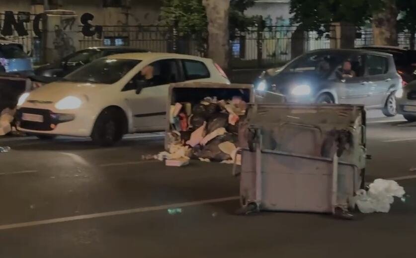 BLOKADERI RAZBACALI KONTEJNERE PO ULICI: Pogledajte kakav su haos napravili na uglu Ruzveltove i Ulice kraljice Marije (VIDEO)