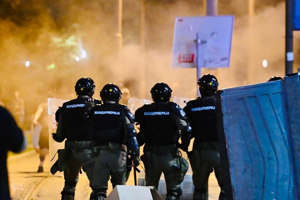 POGLEDAJTE BRUTALNE NAPADE BLOKADERA NA POLICIJU! Maskirani nasilnici NE BIRAJU sredstva - gađaju Žandarmeriju svim i svačim, nasrću kod Predsedništva (VIDEO)