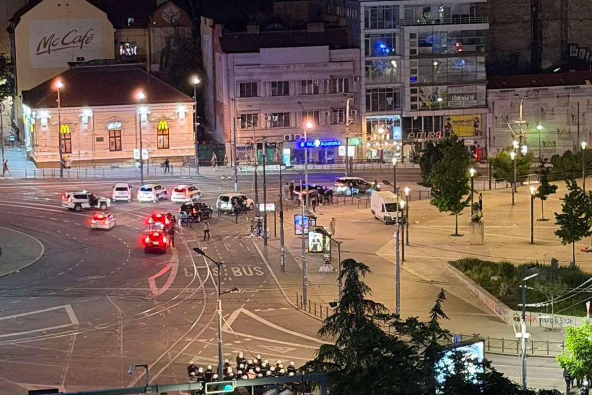 (VIDEO) Sve se plavi od policije, na pustom trgu samo vozila Žandarmerije: Pogledajte kako sada izgleda Slavija