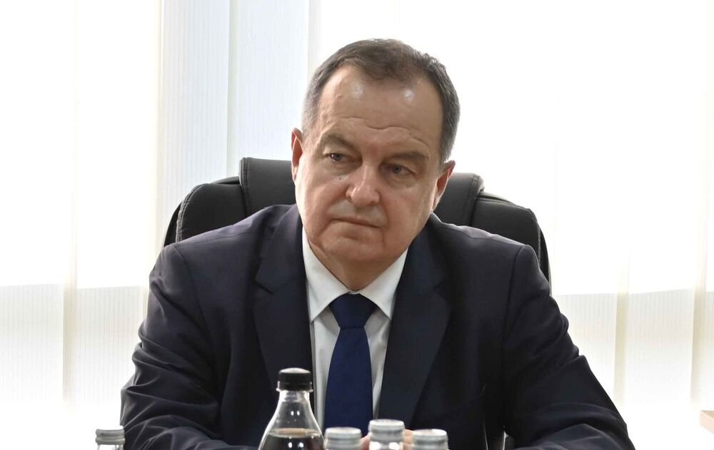 Ministar Dačić: Privedene 23 osobe zbog napada na policiju, ima povređenih službenika