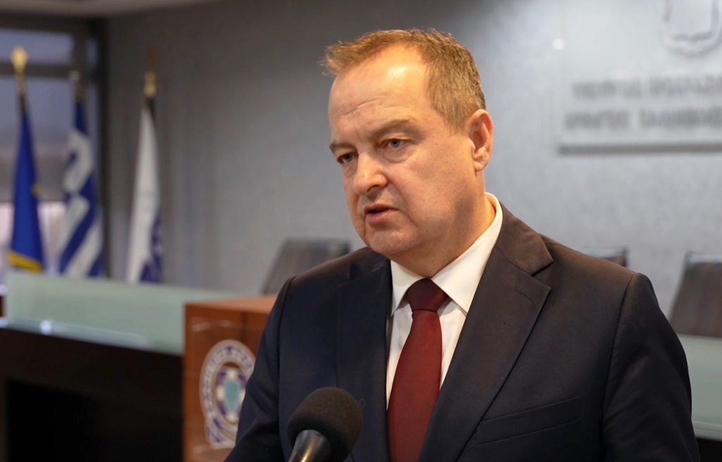Dačić: Privedeno 23 lica, više policajaca povređeno