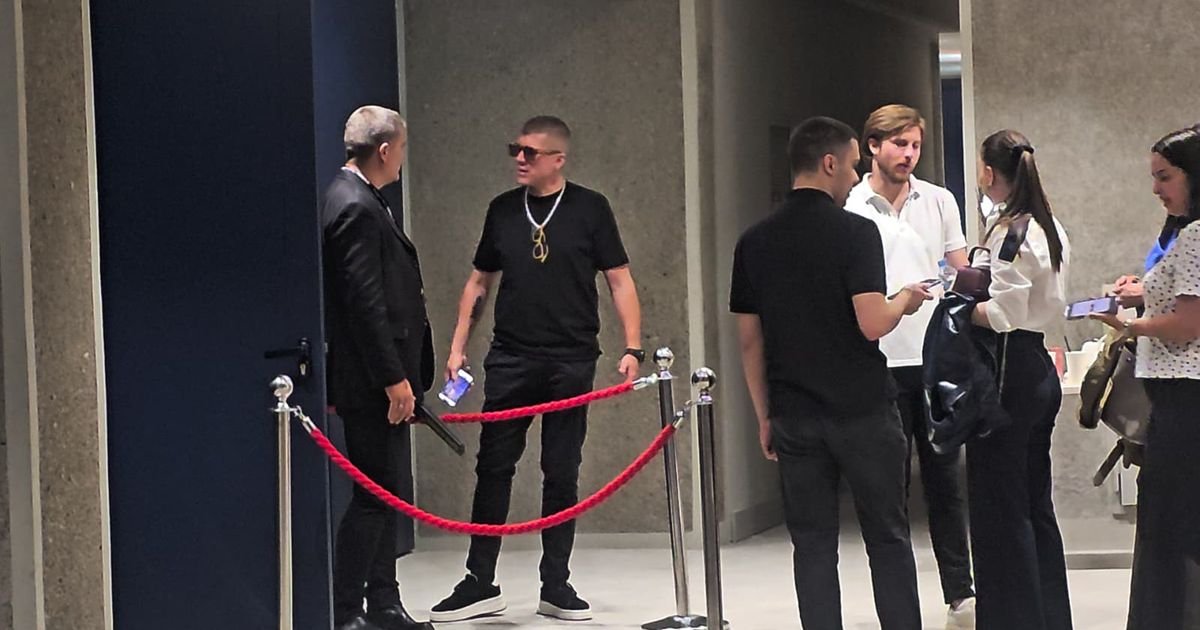 Odrastao u enklavi na Kosovu i Metohiji, pa se odselio u Kuvajt: Bivši Zadrugar stigao na koncert Senide