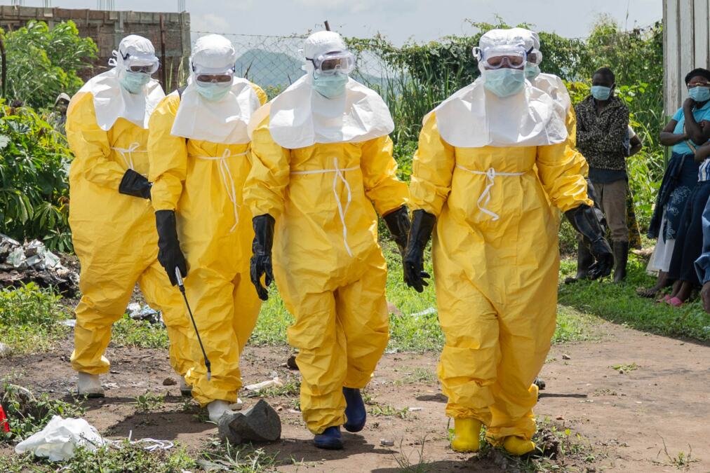 EBOLA HARA U KONGU: Volonteri Crvenog krsta UMRLI posle kontakta sa telima zaraženih!