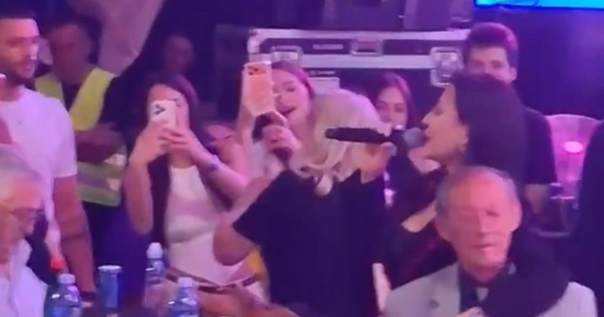 Kakav snimak! Ceca sišla sa bine, zagrlila oca, pa zapevala svoj čuveni hit: Sve puca od emocija