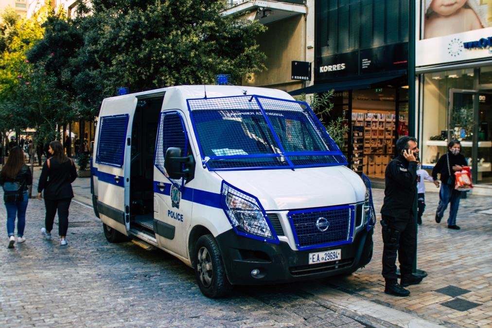 PATROLA VIDELA SUMNJIVOG MUŠKARCA, ON POTEGAO PIŠTOLJ NA NJIH: Drama u Grčkoj, policajci upucali čoveka koji im je pretio