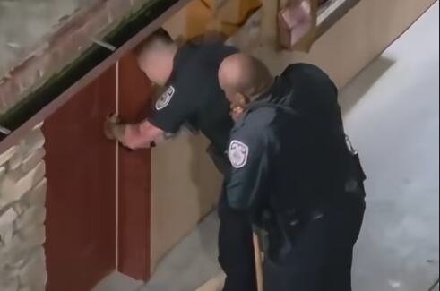 Zaključao se u WC-u i razbijao: Kad se ukazao na vratima, i policajci se razbežali (VIDEO)