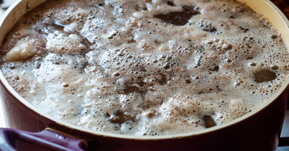 Trik za savršeno bistru supu osvaja domaćice: Pena i masnoća nestaju u jednom potezu