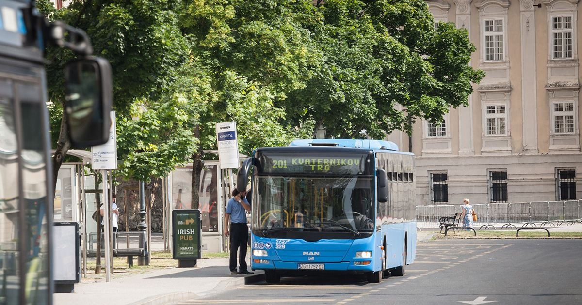 Dramatičan snimak iz Zagreba: Ogroman komad stakla pao među putnike dok su čekali autobus
