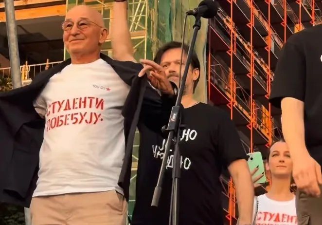 FOTO Muslin u posebnoj majici izašao na binu, momenat sa protesta koji je postao pravi hit