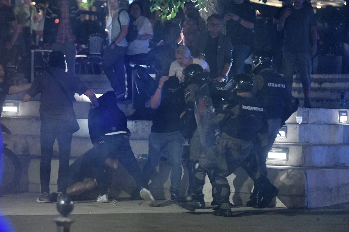 SRCE: Nasilje nakon protesta izazvale uvežbane falange huligana sa platnog spiska režima