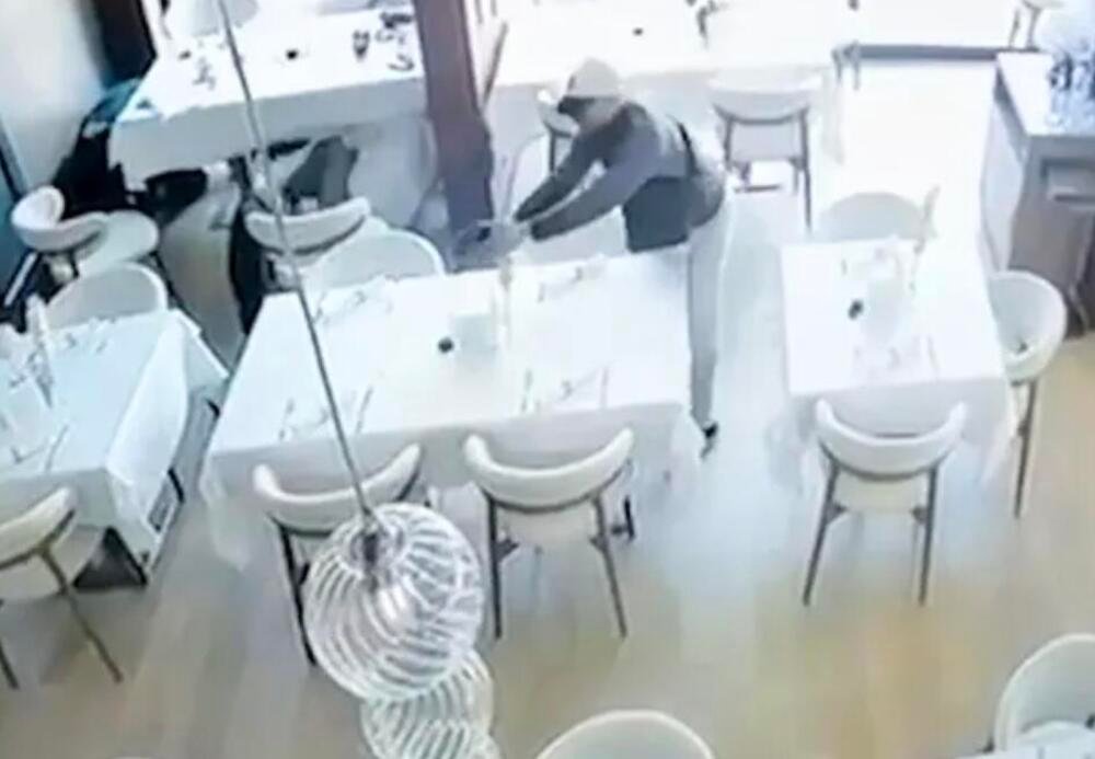 OVO JE SNIMAK PUCNJAVE U RESTORANU NA NOVOM BEOGRADU: Mihajlo (24) sedeći počeo da ispaljuje METKE (VIDEO)