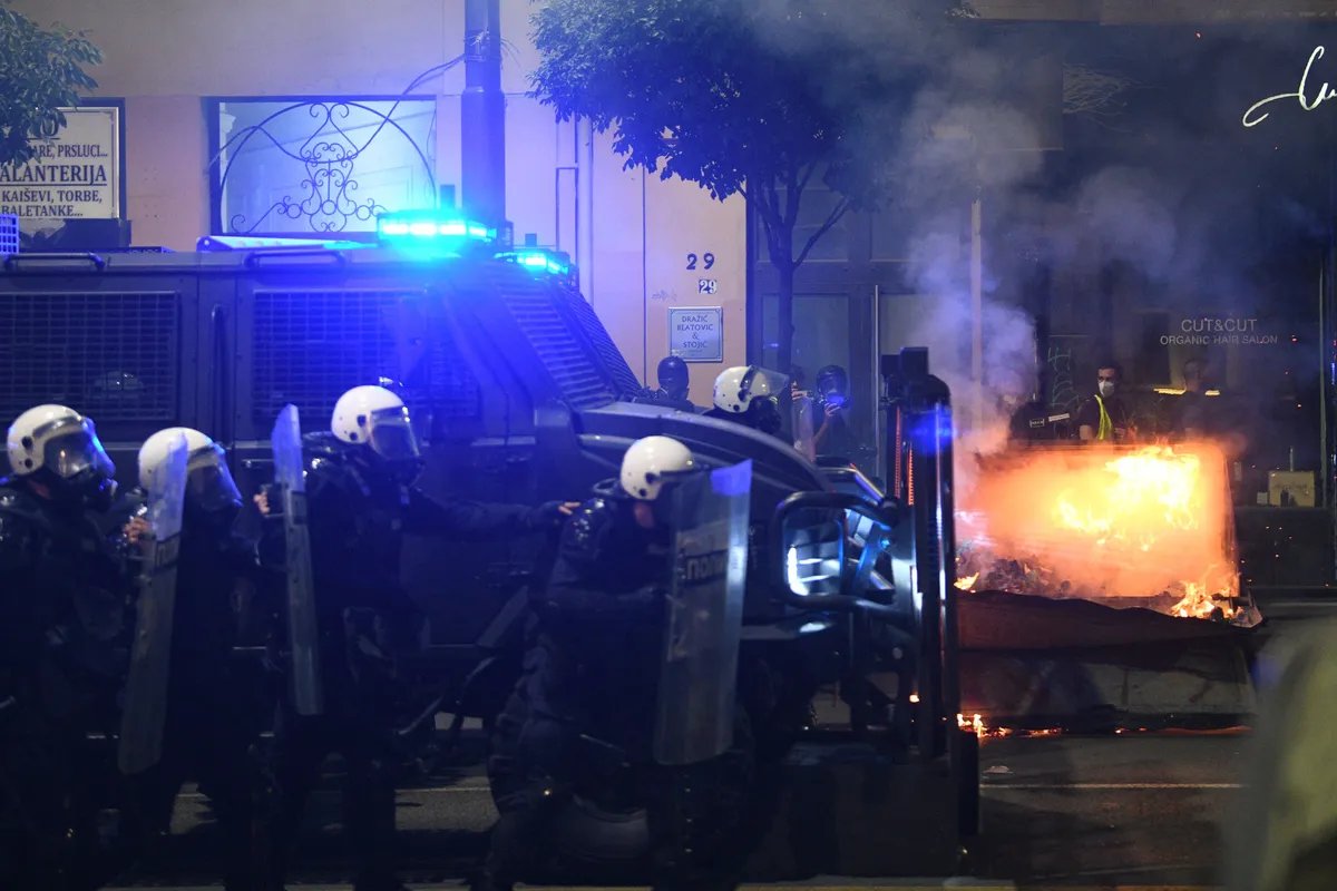 "Mirno je stajao na ulici, nije pravio incidente": Studenti objavili da je doktor sa Stomatološkog fakulteta priveden nakon skupa na Slaviji