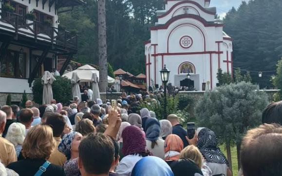 Ogromne gužve u Tumanu na veliki praznik: Danas je tradicionalno presvlačenje moštiju Svetog Zosima - vernici dobijaju poseban blagoslov