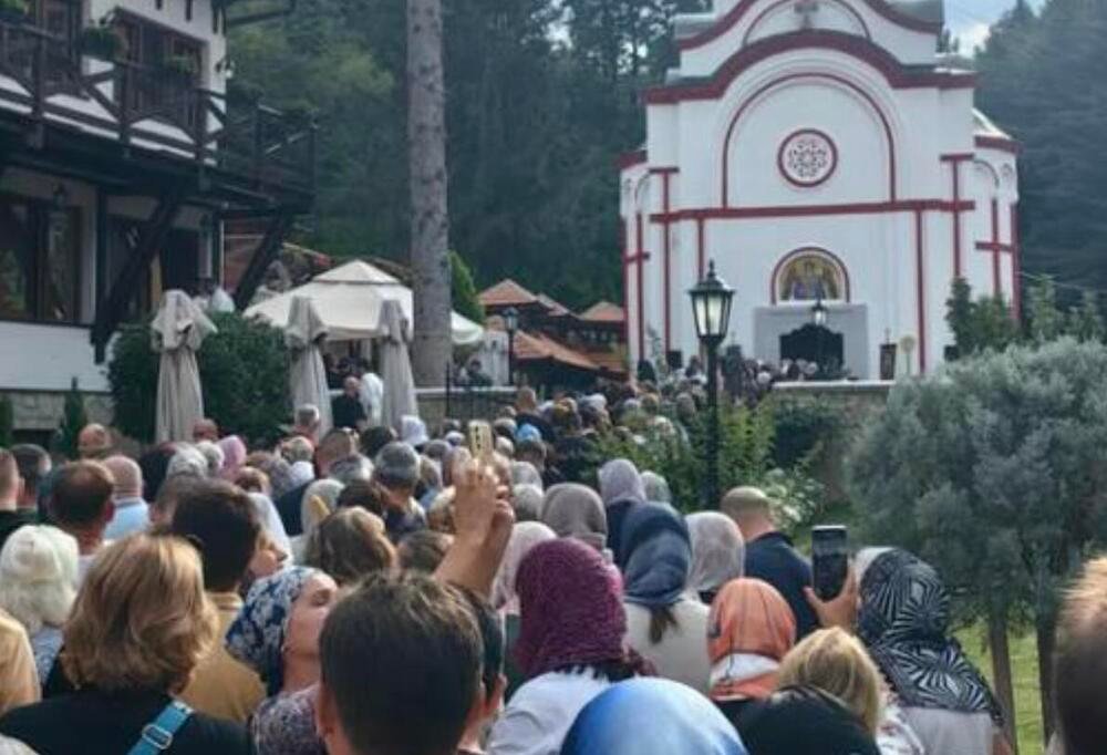 Velika gužva u manastiru Tumane, vernici dobijaju poseban blagoslov: Danas je presvlačenje moštiju Svetog Zosima