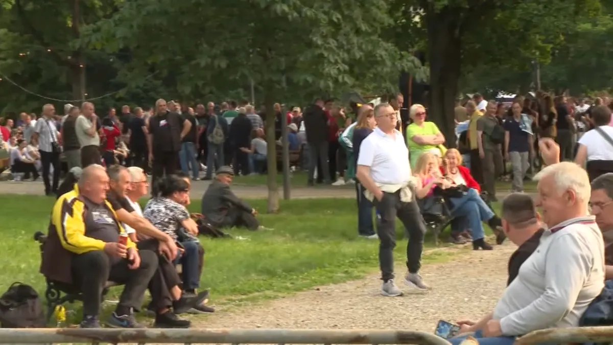 Reporterke "Vremena" u Ćacilendu: Svađa u redu za pljeskavice, Brnabić i pogledi "opasnih tipova"