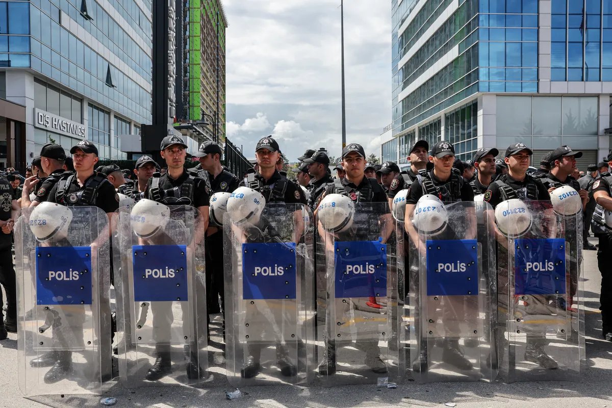 Turska policija upala u zgradu glavne opozicione stranke, suzavac i gumeni meci na pristalice