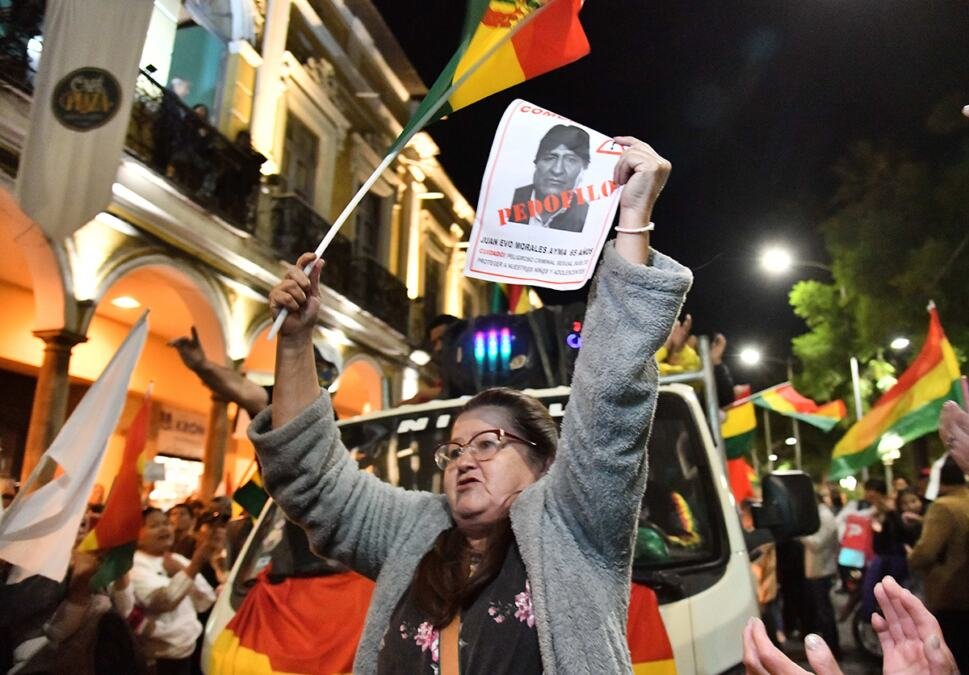 HAOS U BOLIVIJI, MINSTAR UPAO U ZASEDU I NESTAO! Ključa na ulicama, demonstranti dinamitom raznose vojne kamione predsednik poslao dramatičnu poruku! (VIDEO)