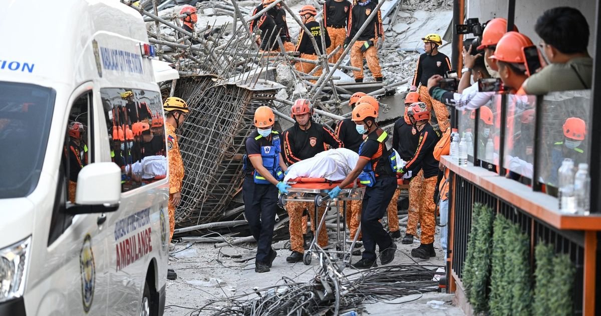 Užas na Filipinima: Zgrada se srušila kao kula od karata, spasioci traže preživele