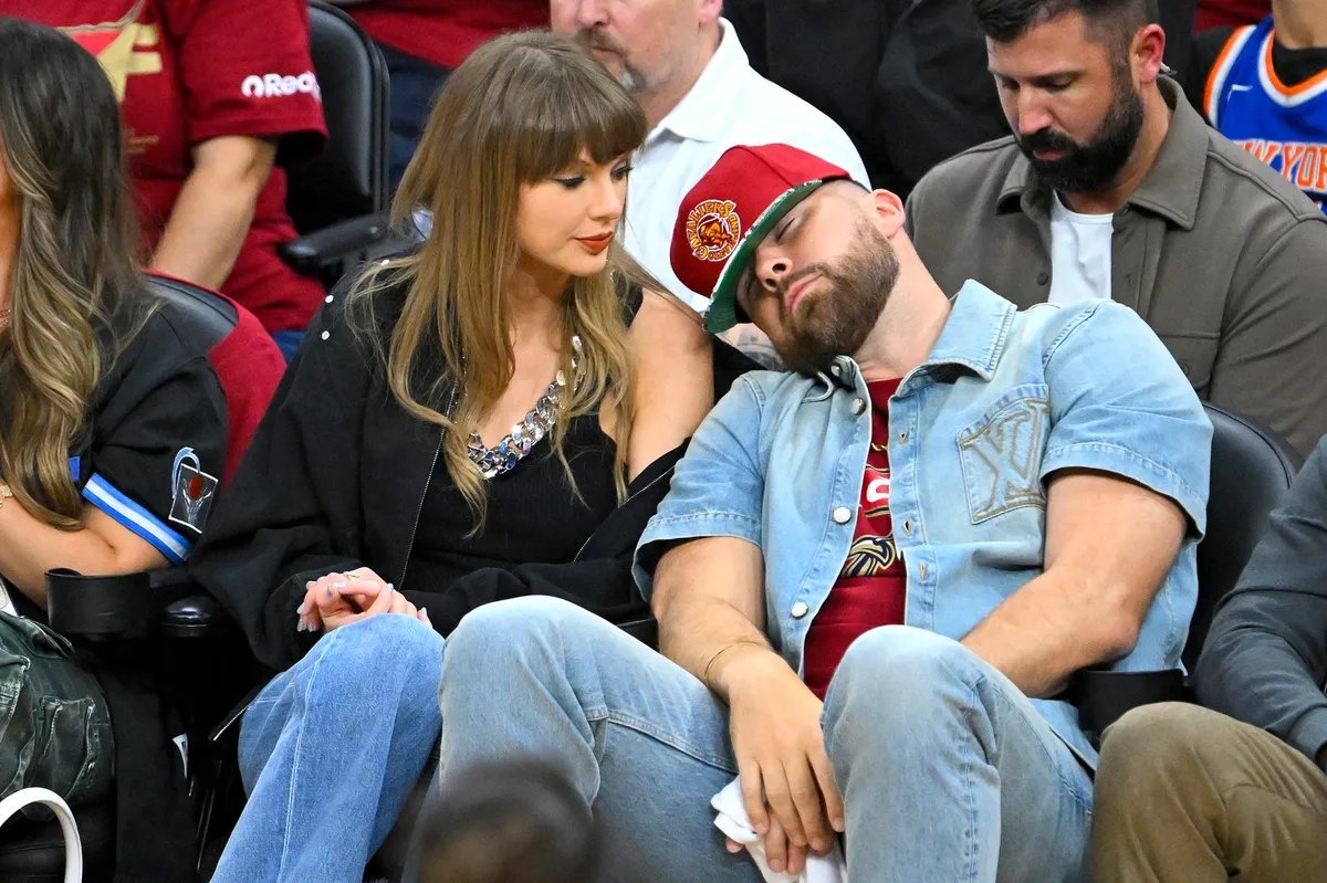Tejlor Svift došla na utakmicu sa verenikom - on pio pivo, pa zadremao (FOTO)