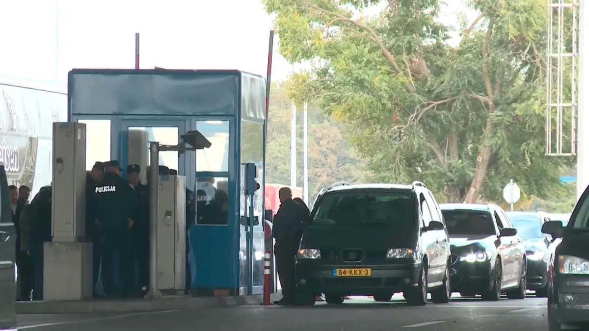 AMSS: Putnička vozila na prelazu Batrovci na izlazu čekaju oko sat vremena