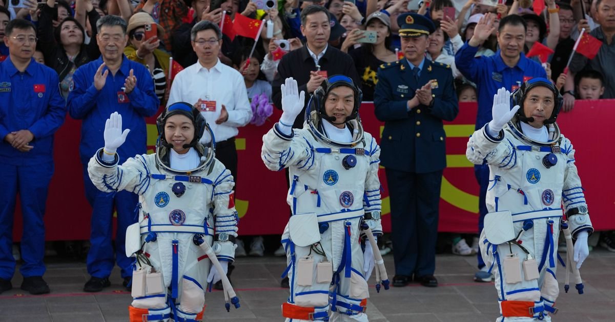 Kina lansirala letelicu Šenžou 23 sa 3 člana posade: Jedan astronaut ostaće godinu dana u svemiru