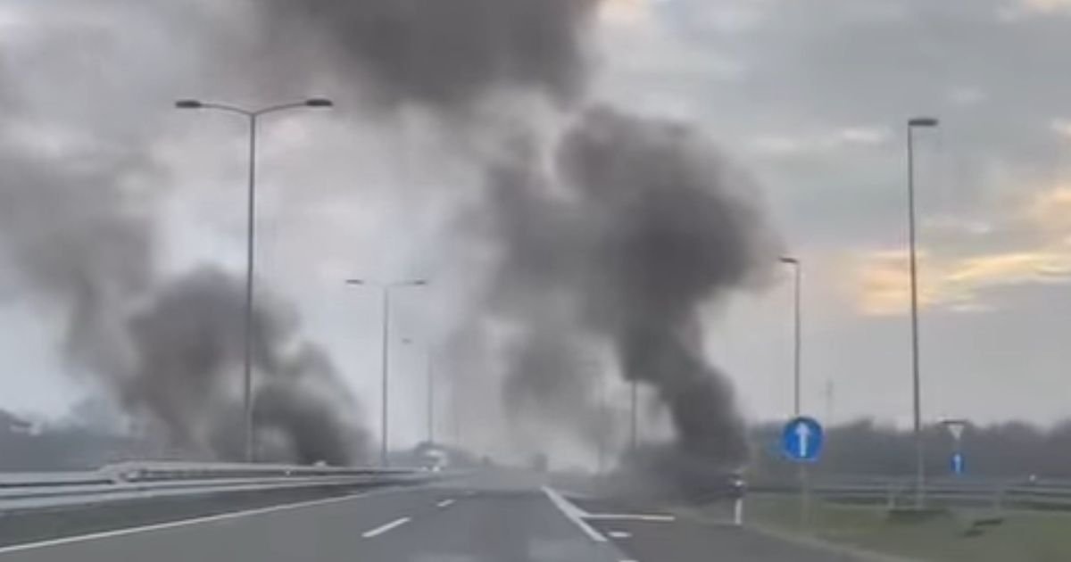 Horor snimak iz okoline Pančeva! Vatra guta autobus, ljudi se jedva evakuisali: "Počelo je da dimi, pa..."