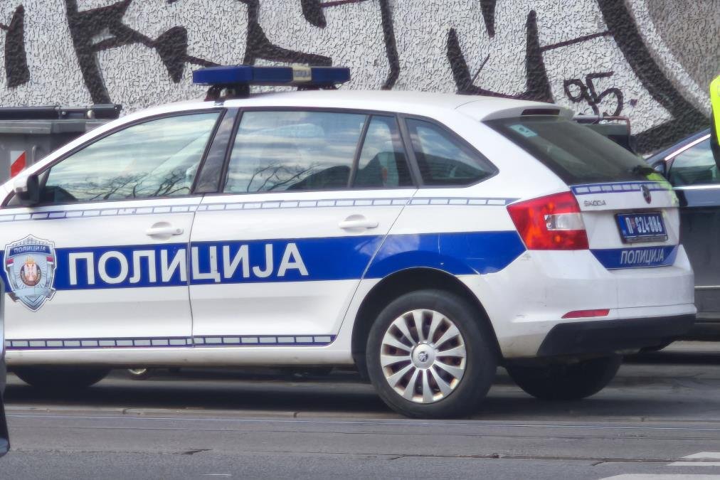 ČOVEK PAO SA ZGRADE U CENTRU PROKUPLJA Očevidac opisao zastrašujuće scene: "Samo smo čuli da je nešto udarilo u beton"