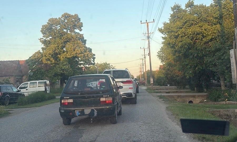 TEŠKA NESREĆA U MARTINCIMA! Automobil podleteo pod traktor u centru sela, ima povređenih! (FOTO)