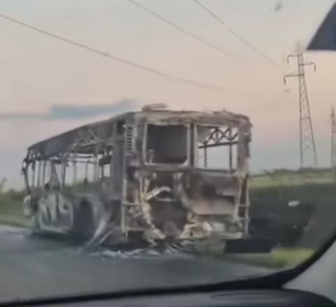 AUTOBUS U POTPUNOSTI IZGOREO, OSTALA SAMO LJUŠTURA! Strašan prizor kod Pančeva: Snimak je UŽASAN (VIDEO)