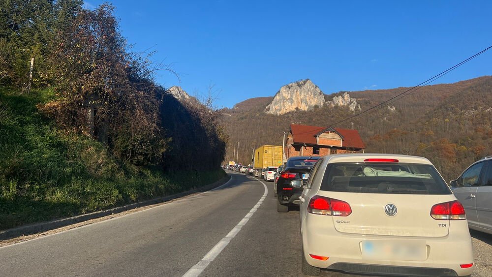 Kilometarske kolone na graničnom prelazu sa Crnom Gorom: Totalni zastoj, putnici gube strpljenje