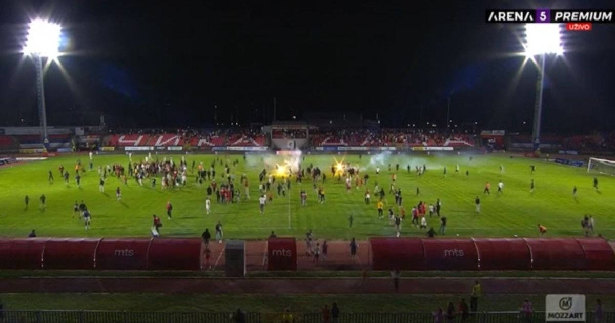 Haos i skandal u Kragujevcu: Đavoli napali svoje fudbalere iako su opstali u ligi, nastala opšta tuča!