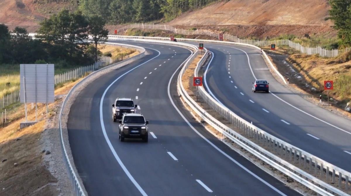 Životinje jedna za drugom iskakale iz kamion, uznemirujući prizor kod Kruševca: Upadale u kanal, u sekundi nastala drama VIDEO