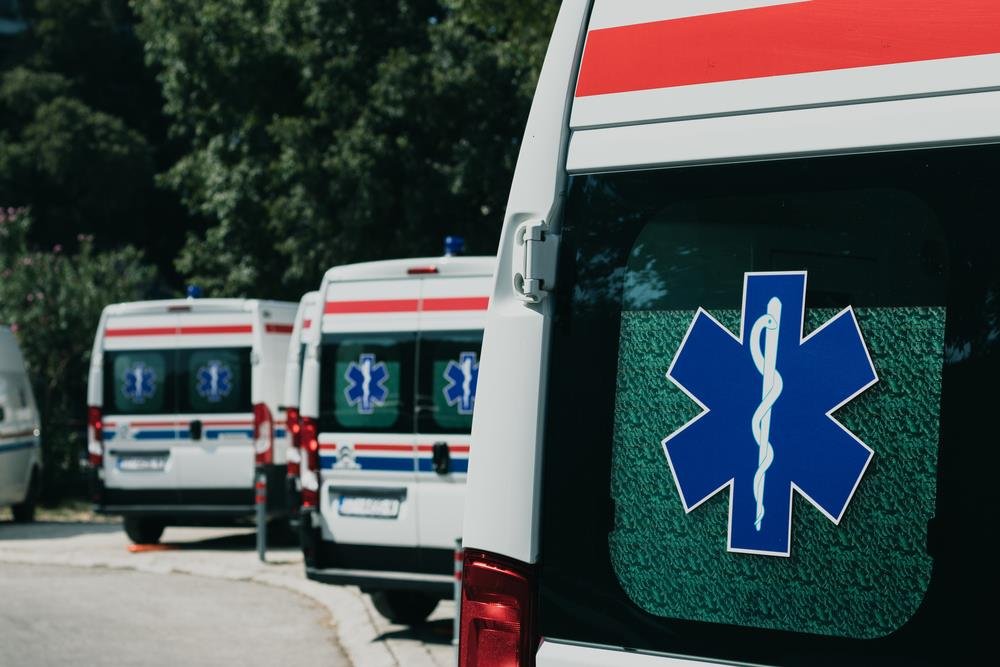 TEŽAK UDES U LASTVI, MUŠKARAC POGINUO NA MESTU Devojci se bore za život, automobil isprevrtan