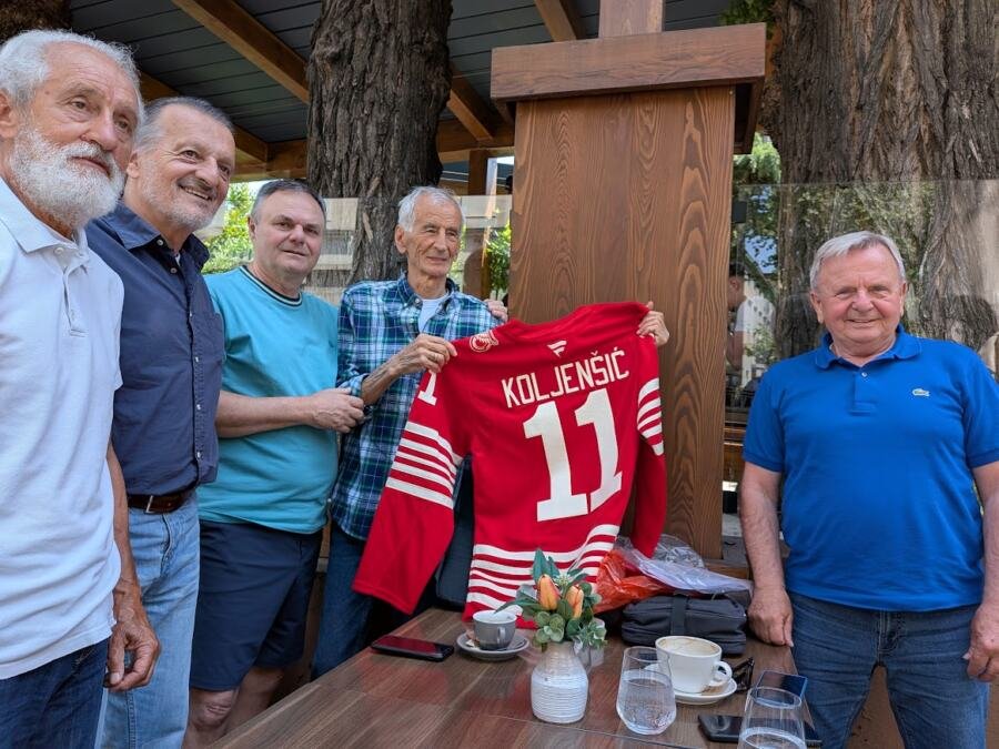 NHL VELIKAN POKLONIO KULTNI DRES: Detroit Red Wings odali počast srpskoj hokejaškoj legendi Vojinu Koljenšiću Šilji