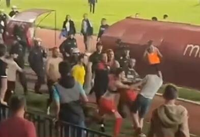 POJAVIO SE NOVI SNIMAK HORORA U KRAGUJEVCU! Maskirani huligani povredili fudbalera, a onda su saigrači uzvratili