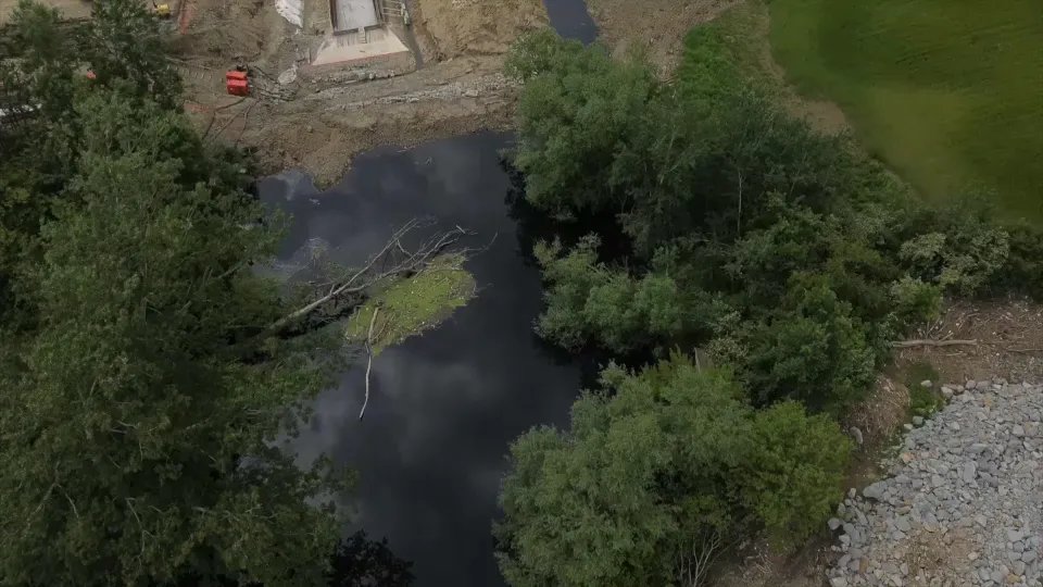 Crna voda, jako neprijatnog mirisa, puni stara korita Zapadne Morave: Meštani strahuju da se ispušta u reku, nadležni ćute