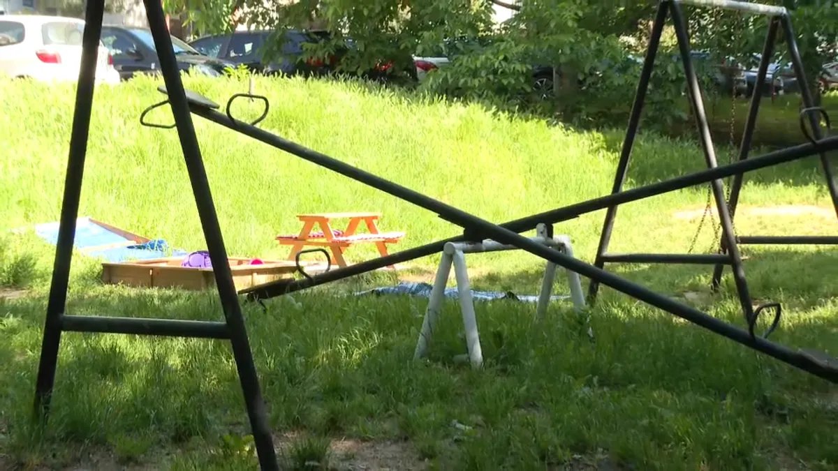 Grupa tinejdžera demolirala mobilijar koji su roditelji sredili za decu