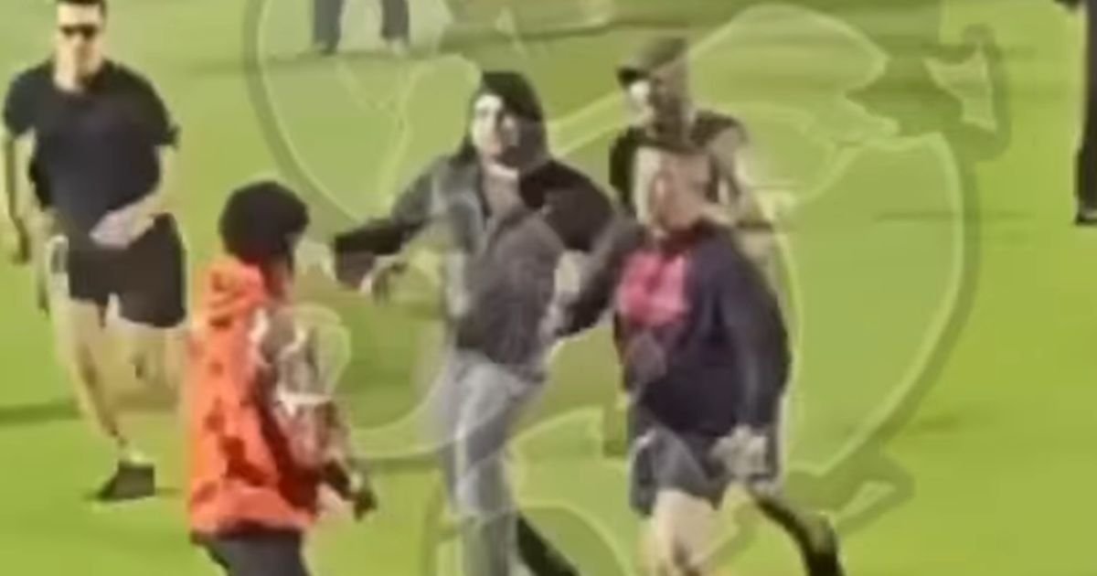 Novi snimak napada Crvenih đavola na igrače Radničkog, 10 huligana gazi jednog, jezive scene iz Kragujevca