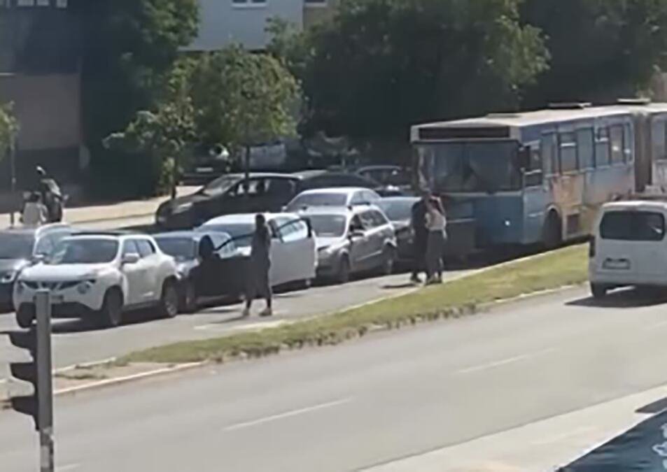NIKAD DUŽI LANČANI U NOVOM SADU: Gradski autobus se zakucao u kolonu automobila na Bulevaru patrijarha Pavla (FOTO/VIDEO)