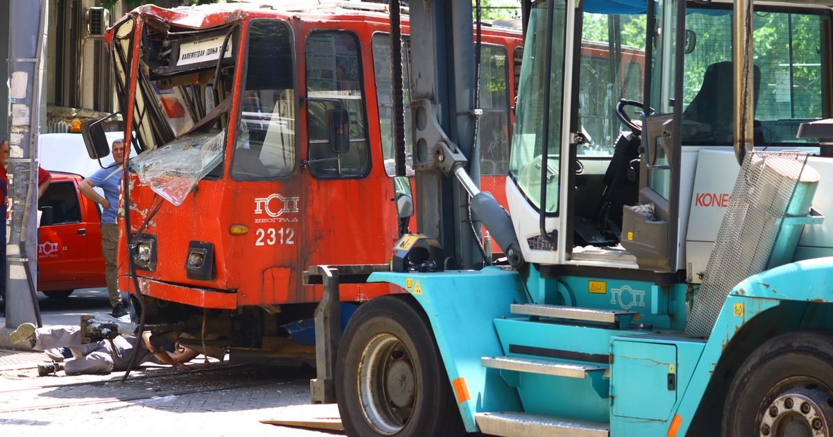 SMRSKANA KABINA I TONE SRČE: Ovako izgleda izvlačenje tramvaja koji se zakucao u zgradu na Dorćolu!