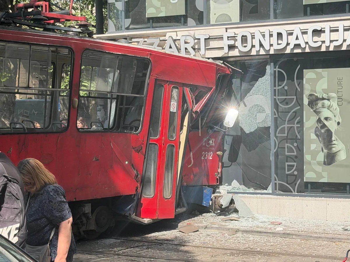 (FOTO, VIDEO) Tramvaj iskočio iz šina na Dorćolu i udario u zgradu, ima povređenih