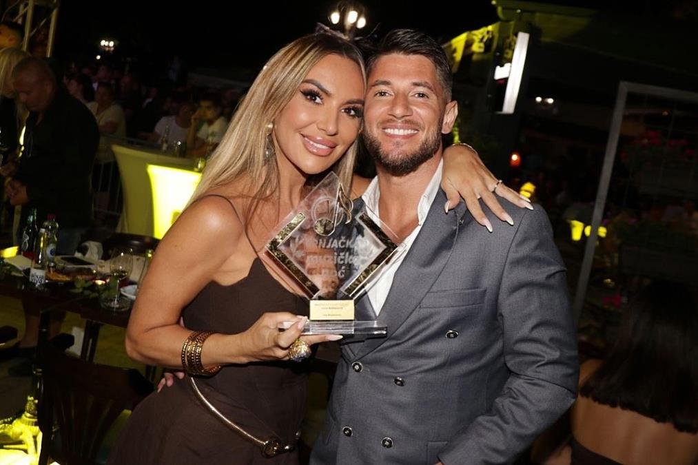 JOCA STEFANOVIĆ DOŠAO U PORODILIŠTE PO SINA I ŽENU: Pevač uzbuđen, nosi nosiljku i kesu sa stvarima! Otkrio na koga liči Vukan