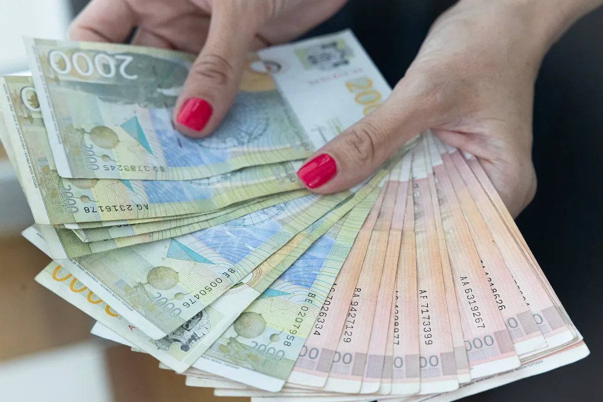 Statistics office: Serbias average net salary at 121,650 dinars in March