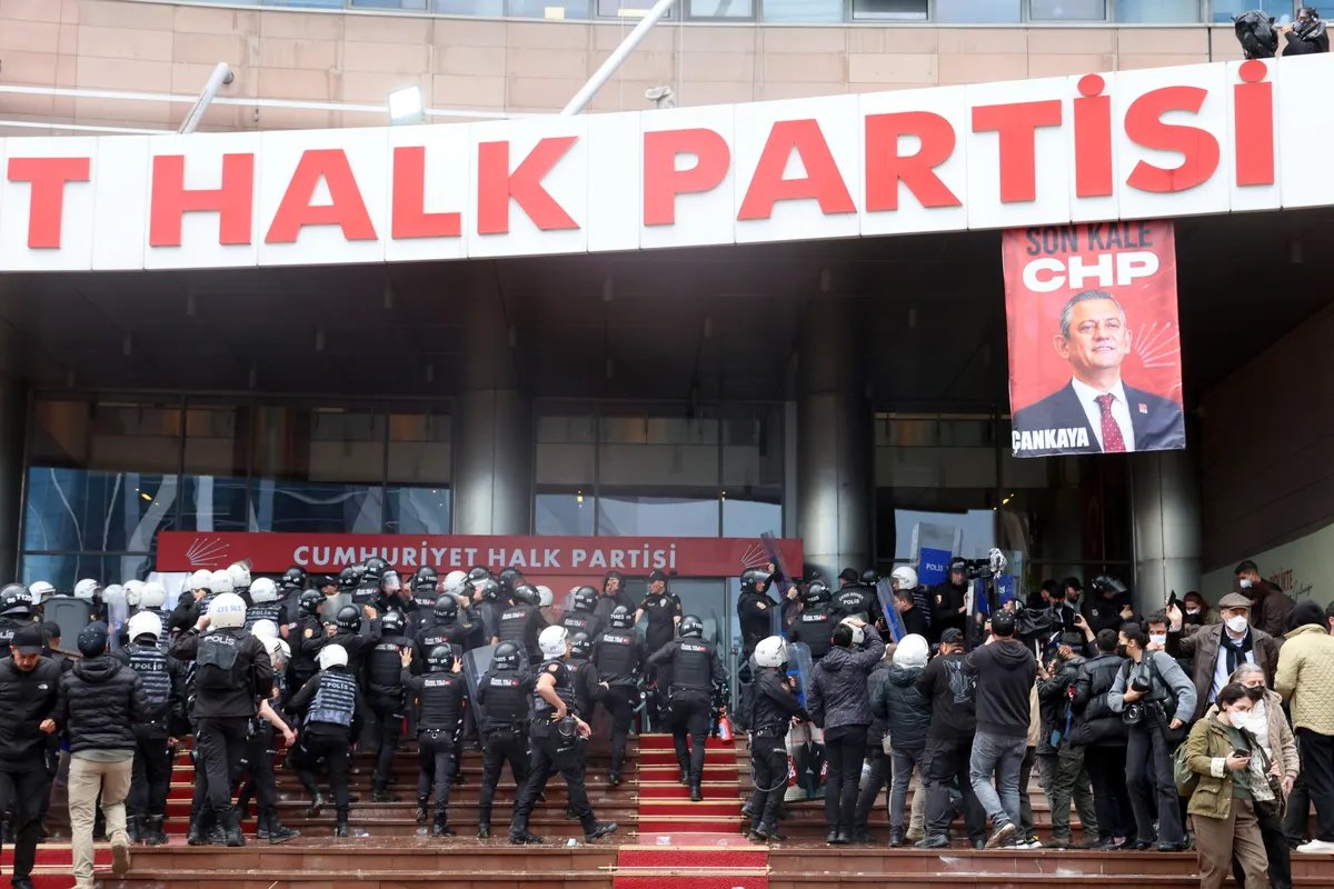 FOTO, VIDEO Erdogan krenuo u obračun sa opozicijom: Protesti na ulicama posle brutalne policijske akcije